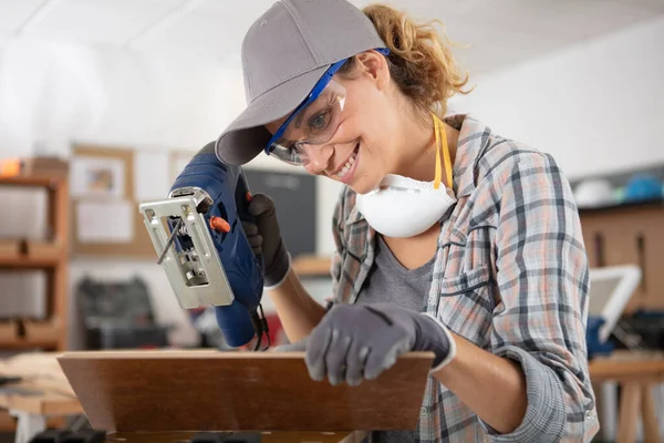 Female Carpenter Using Electric Saw Wood Cutting — Fotografia de Stock
