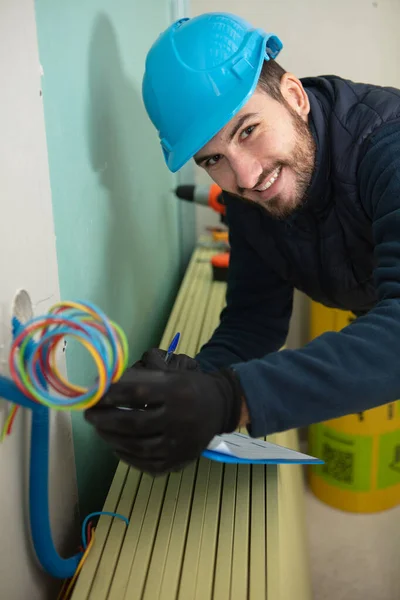 Eletricista Verifica Fios Elétricos Parede — Fotografia de Stock