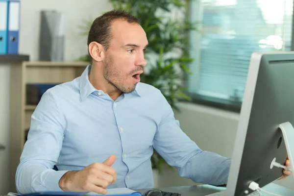 Gioioso Uomo Affari Maschile Guardando Con Timore Allo Schermo Del — Foto Stock