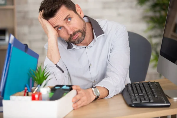 Man Sitter Sorgset Nära Lådan Med Sina Grejer — Stockfoto