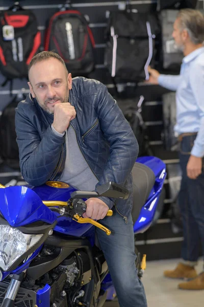 Man Shopping För Motorcykel — Stockfoto