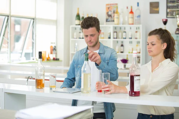 Concept Students Learning Wine — Φωτογραφία Αρχείου