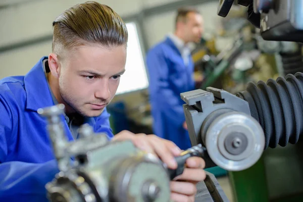 Junger Ingenieur Arbeitet Mit Drehmaschine — Stockfoto