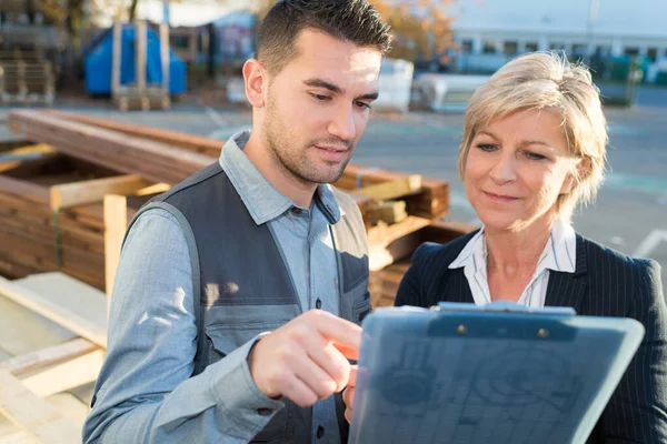 Male Employee Signing Contract Female Manager Clipboard — Stock Photo, Image