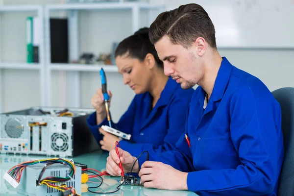 Studerande Elektronikklass Vid Universitet — Stockfoto