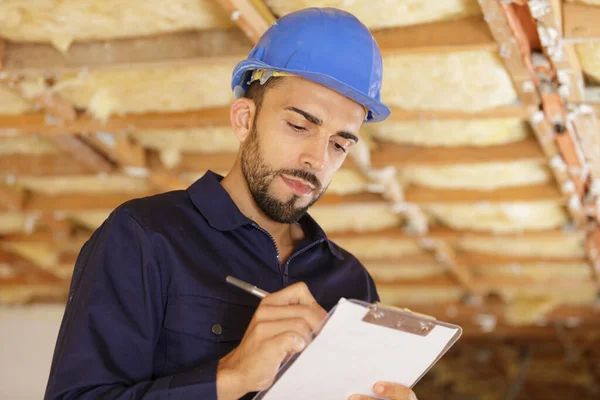 Constructeur Masculin Ouvrier Dans Écriture Casque Sur Presse Papiers — Photo