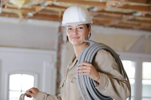 ケーブルのある建築家の女性が — ストック写真