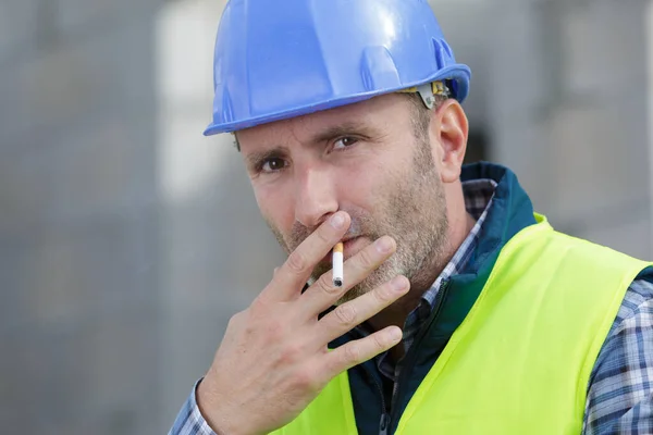 Happy Builder Smoking Cigarette Outdoors — ストック写真