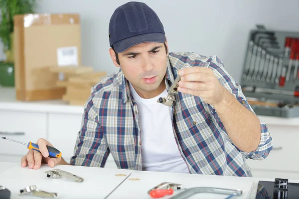 Timmerman Met Een Handvat Van Een Kast — Stockfoto