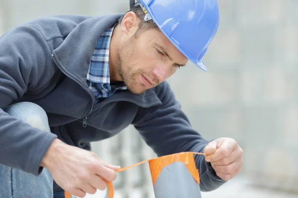 Electrician Using Tape Fix Pipe — Stockfoto