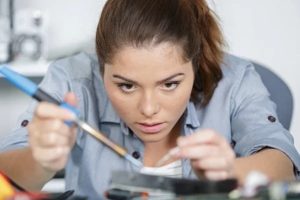 Woman Soldering Part — Stockfoto