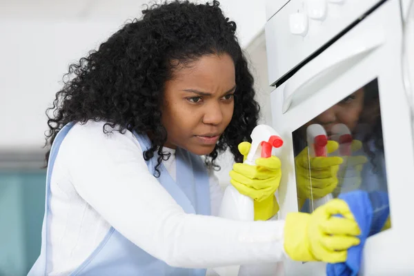 Beautiful Woman Protective Gloves Cleaning Oven — Fotografia de Stock