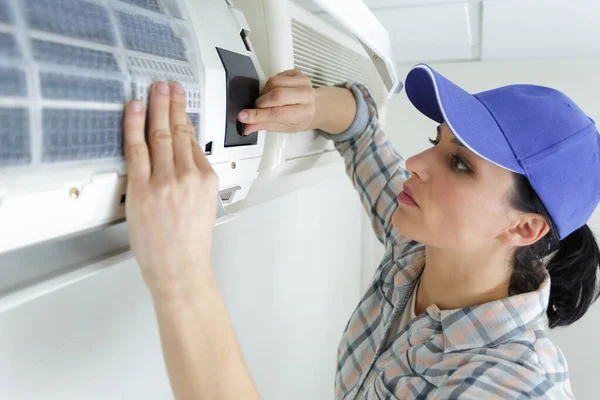 Female Technician Working Air Conditioning Unit — 图库照片