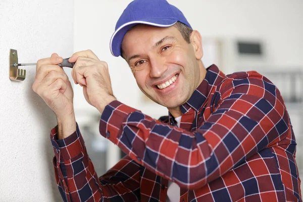 Eletricista Com Chave Fenda Reparando Tomada Energia Dentro Casa — Fotografia de Stock