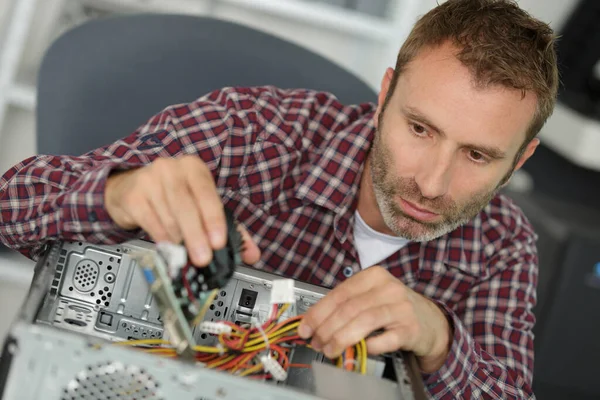 Man Die Thuis Een Repareert — Stockfoto