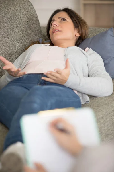 Donna Triste Che Parla Con Terapeuta — Foto Stock