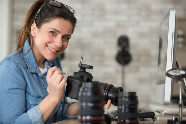 Vrouwelijke Ingenieur Reparatie Foto Camera Lens — Stockfoto