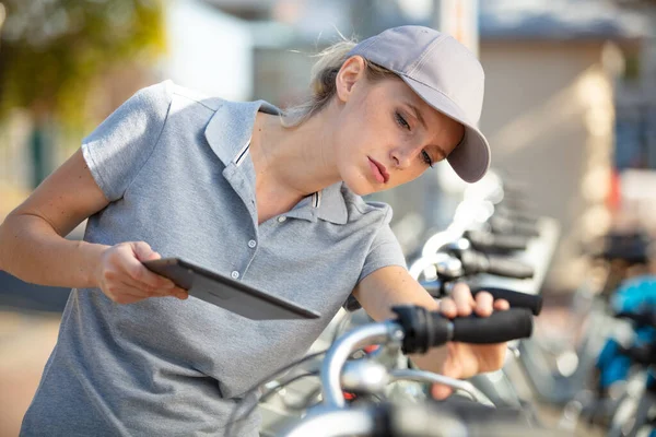 Woman Hipster Sitting Bicycle Using Tablet — Fotografia de Stock