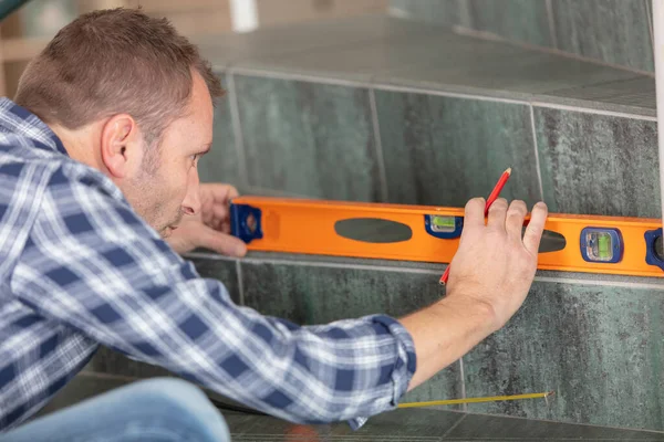 Handyman Measuring Wall Bathroom Renovation — Zdjęcie stockowe