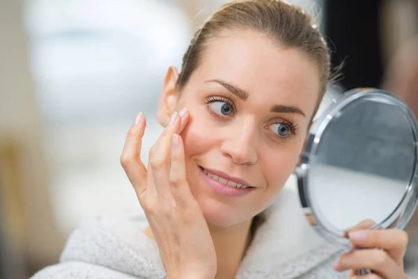 Mulher Olhar Para Seu Rosto Espelho — Fotografia de Stock