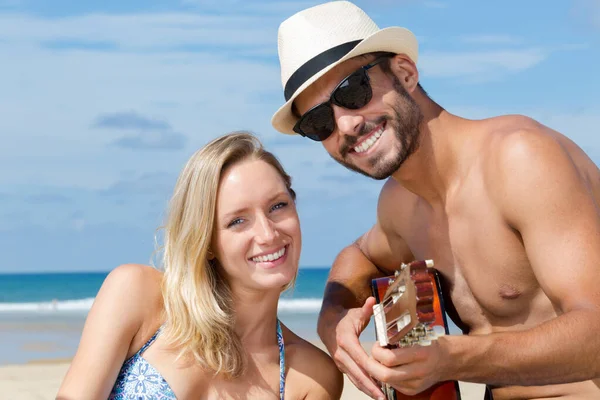 Vriendje Spelen Gitaar Het Strand — Stockfoto