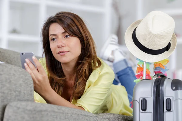 Mujer Comprobando Sus Datos Itinerancia Antes Partir —  Fotos de Stock