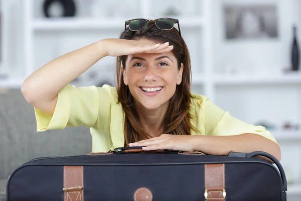 Happy Woman Suitcase Holiday Home — Fotografia de Stock