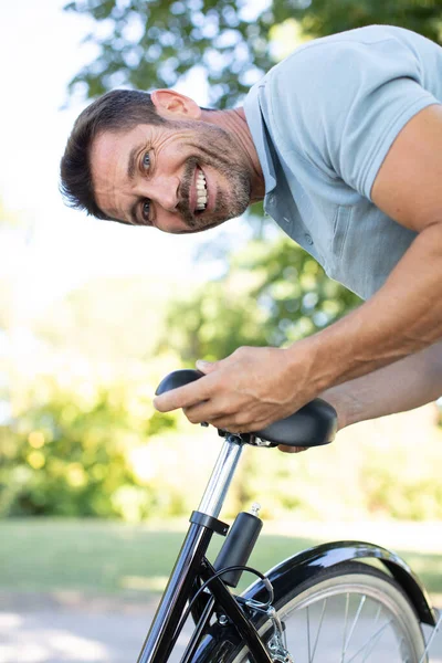 Ευτυχισμένος Άνθρωπος Προσαρμογή Σταθερή Ταχύτητα Ποδήλατο Σέλα — Φωτογραφία Αρχείου