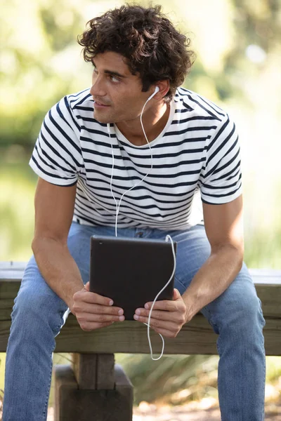 Guy Sitting Tree Using Tablet — 스톡 사진