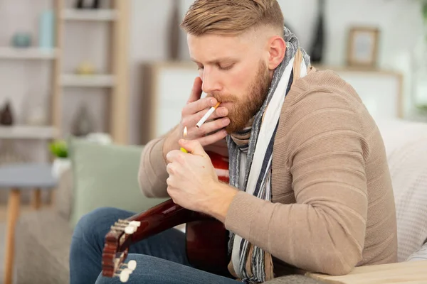Jovem Guitarrista Sexo Masculino Acende Cigarro — Fotografia de Stock
