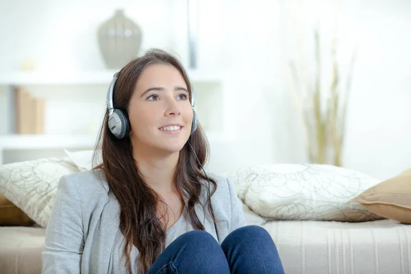 Una Chica Escuchando Música —  Fotos de Stock