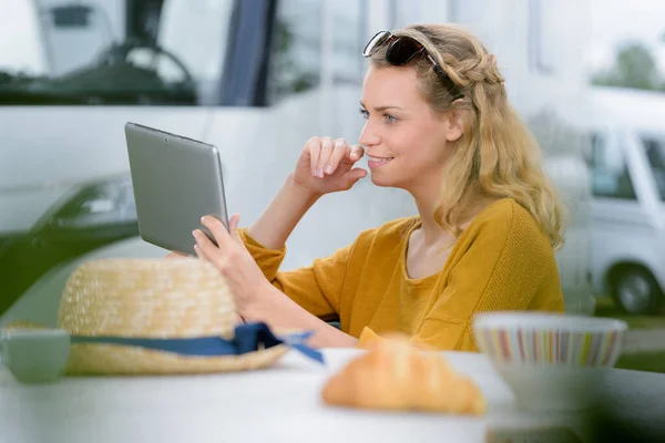 Woman Traveler Using Tablet Computer — Stockfoto