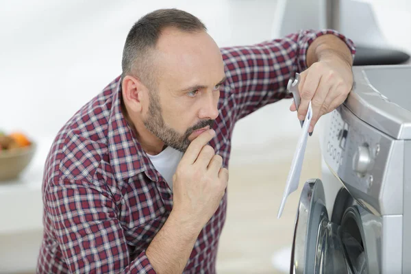 Volwassen Man Lezen Instructies Voor Het Installeren Van Een Wasmachine — Stockfoto