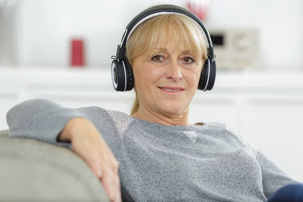 Mulher Madura Feliz Usando Fones Ouvido Casa — Fotografia de Stock