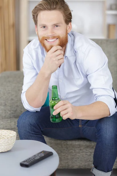 Man Beer Chips Home — Stockfoto