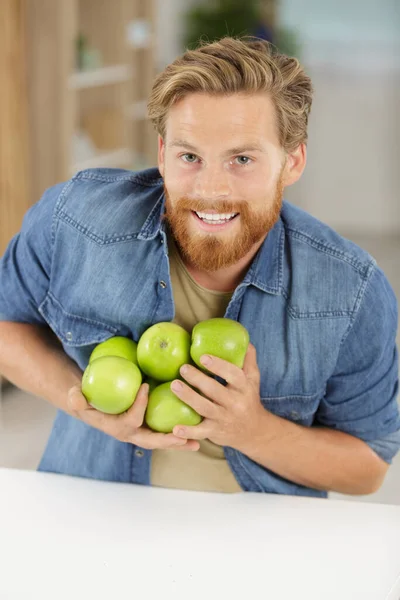 Homem Segurando Uma Maçã Verde Muito Feliz — Fotografia de Stock