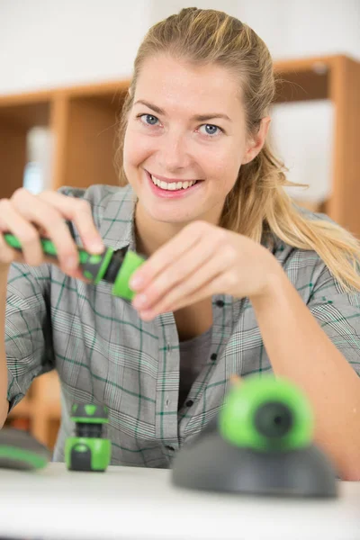 Young Lady Assembling New Hose Fittings — Φωτογραφία Αρχείου