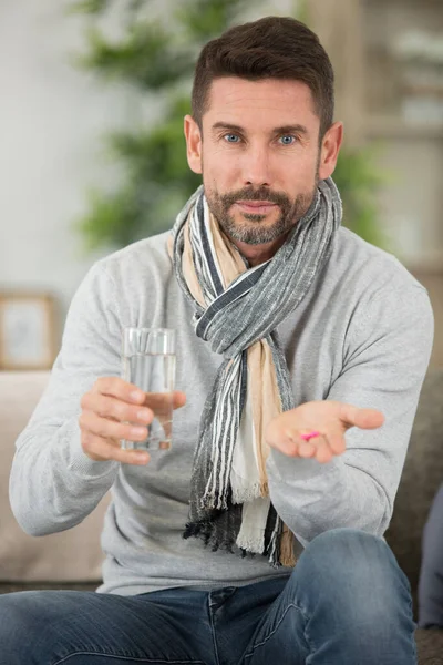 Man Håller Glas Vatten Och Piller — Stockfoto