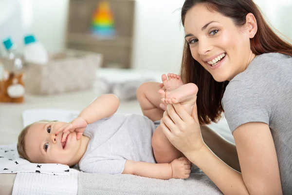 Portret Van Mooie Moeder Spelen Met Haar Maanden Oude Baby — Stockfoto