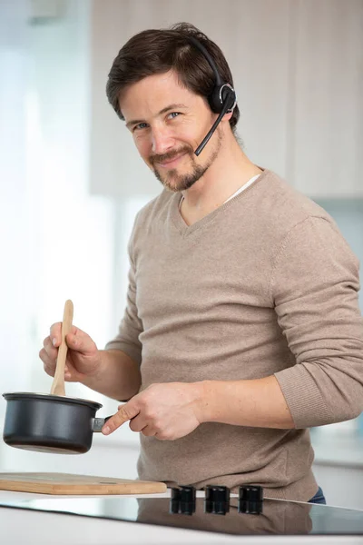 Homem Ocupado Cozinhar Sua Cozinha — Fotografia de Stock