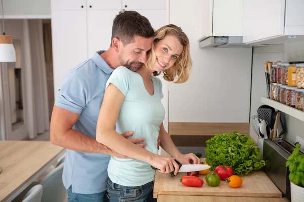 Belo Casal Cozinhar Jantar Casa — Fotografia de Stock