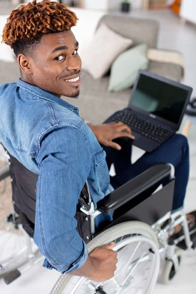 車椅子のハンサムな若い障害者は — ストック写真