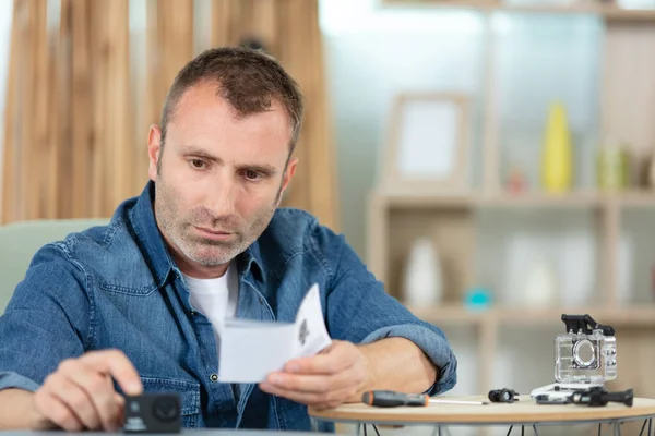 Man Who Try Figure Out How Use Camera — Stock Photo, Image