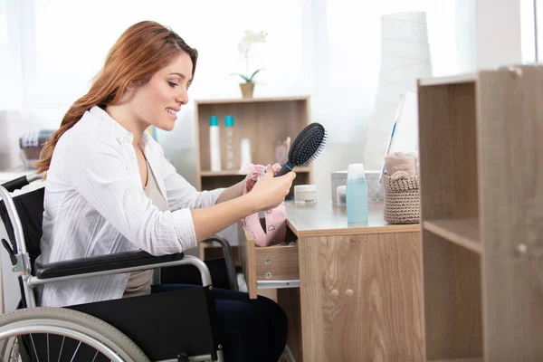 Γυναίκα Αναπηρική Καρέκλα Βλέποντας Ταινία Στην Τηλεόραση Στο Σπίτι — Φωτογραφία Αρχείου