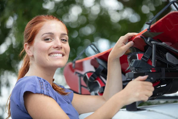 Female Snowboarder Mounting Snowboard Car Rack — Foto de Stock