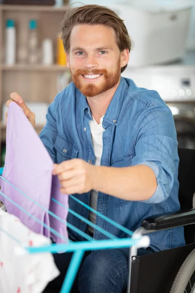 Uomo Disabile Sulla Sedia Rotelle Che Bucato — Foto Stock