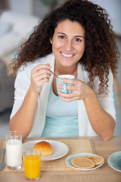 Vrolijke Jonge Vrouw Met Krullend Haar Ontbijten — Stockfoto