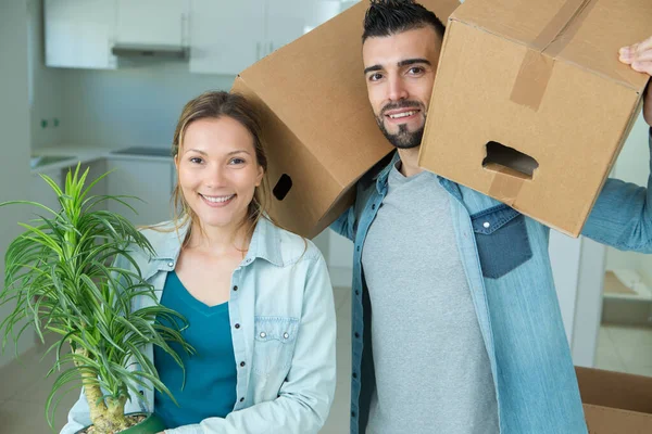 Heureux Jeune Couple Avec Des Boîtes Plante Dans Nouvel Appartement — Photo