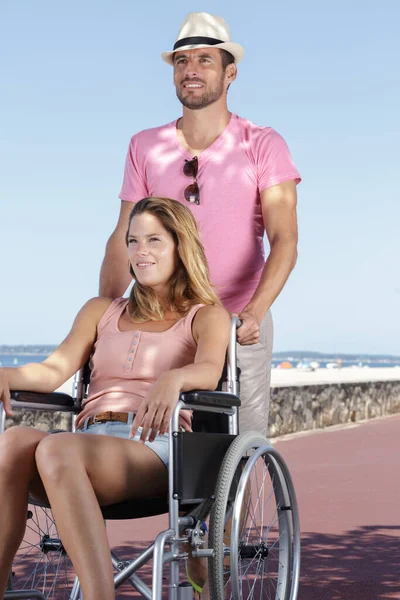 Man Pushing His Wife Her Wheelchair Seaside Promenade — ストック写真