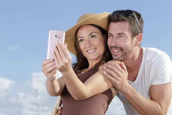 Coppia Felice Facendo Selfie Durante Vacanze — Foto Stock